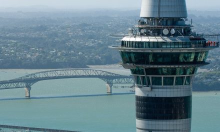 Bangunan Sky Tower Simbol Kemajuan Arsitektur Di Kota Besar