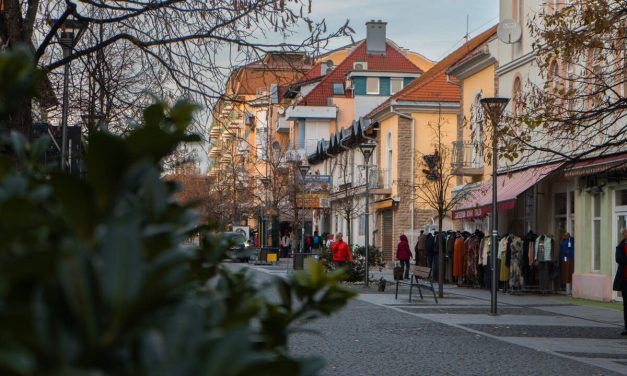 Kota Hévíz Terkenal Dengan Danau Termal Alaminya Yang Indah