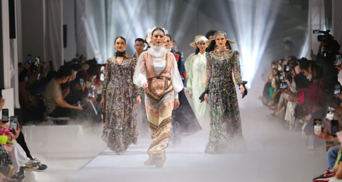 Melihat Inspirasi Fashion Yang Cemerlang Dari Ivan Gunawan
