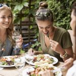 Makan Sehat Saat Traveling Kini Lebih Mudah