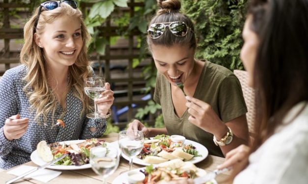 Makan Sehat Saat Traveling Kini Lebih Mudah