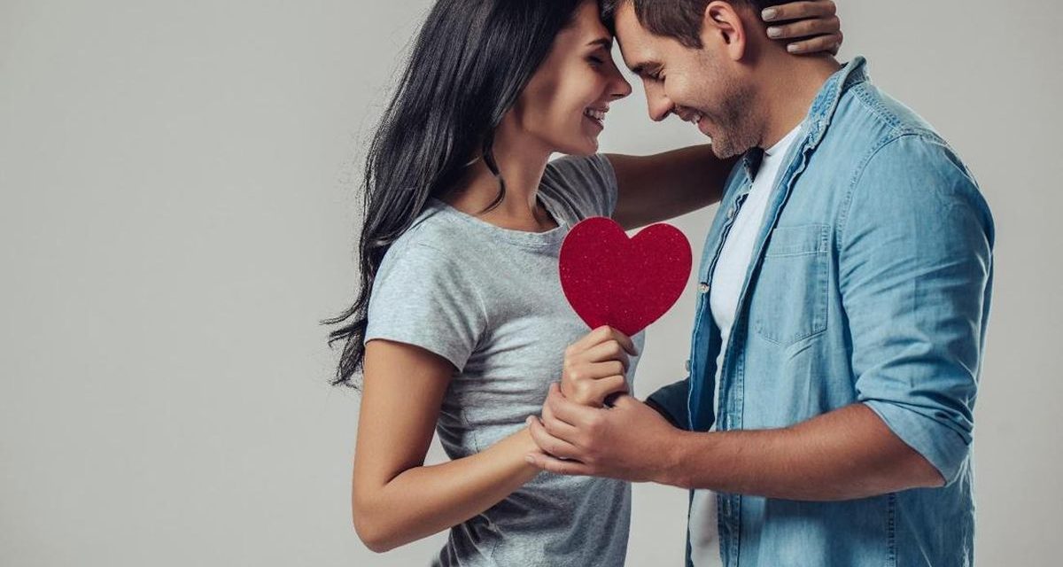 Ciri Wanita Yang Terlanjur Jatuh Cinta Dengan Pasangannya