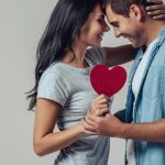 Ciri Wanita Yang Terlanjur Jatuh Cinta Dengan Pasangannya