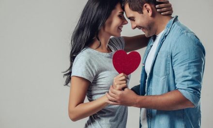 Ciri Wanita Yang Terlanjur Jatuh Cinta Dengan Pasangannya