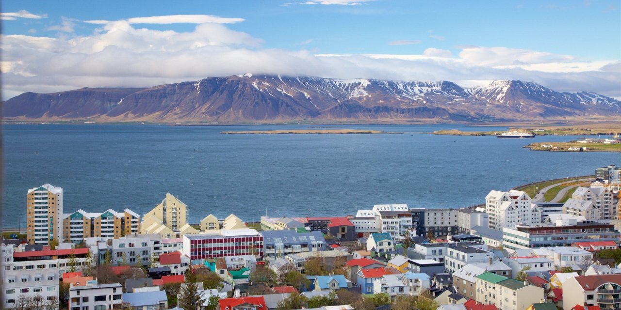 Kota Reykjavik Di Kelilingi Oleh Landskap Vulkanik Yang Dramatis