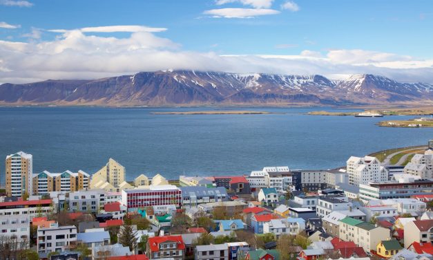 Kota Reykjavik Di Kelilingi Oleh Landskap Vulkanik Yang Dramatis